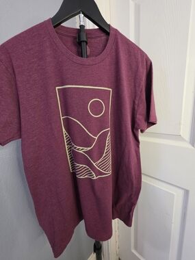 Wohven Men's Medium Burgundy Graphic T-Shirt - Minimalist Mountain Landscape Tee
